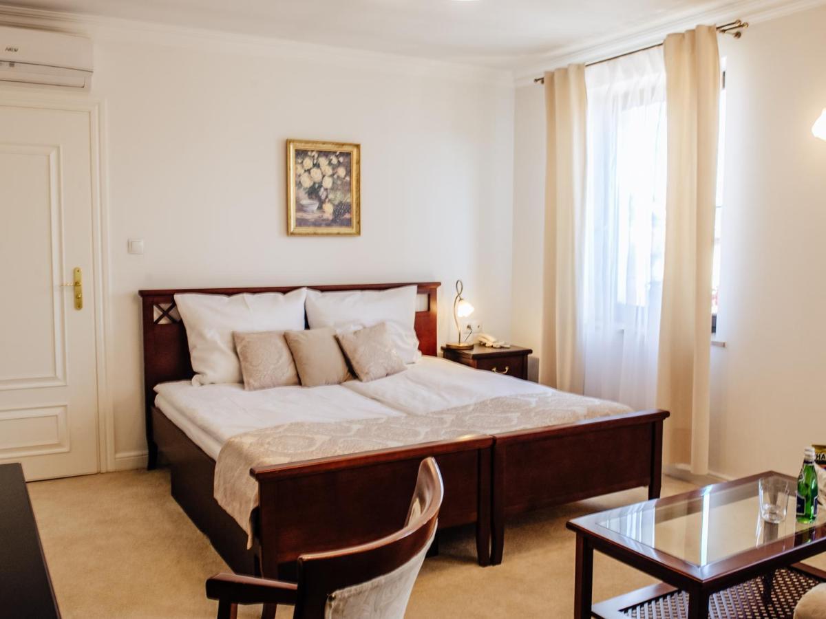 Hotel Koloseum Turek Extérieur photo